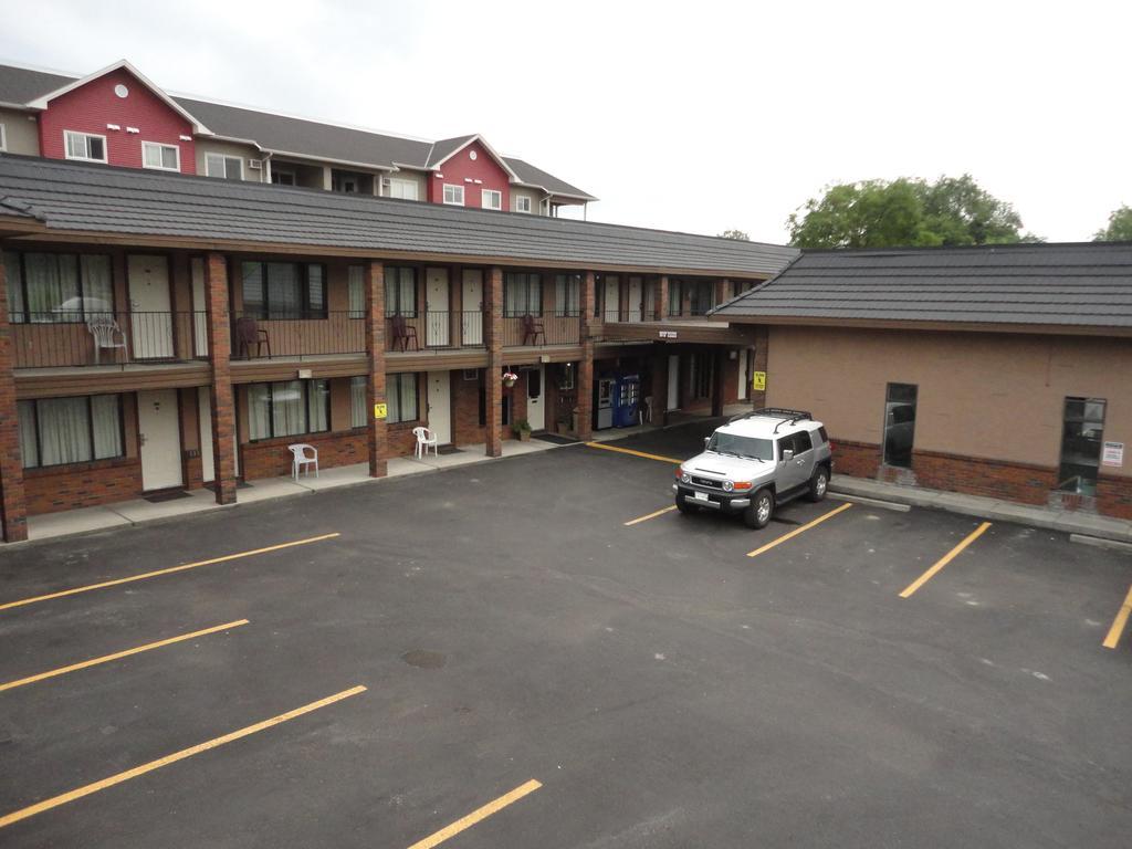 קלונה North Pointe Inn And Suites מראה חיצוני תמונה