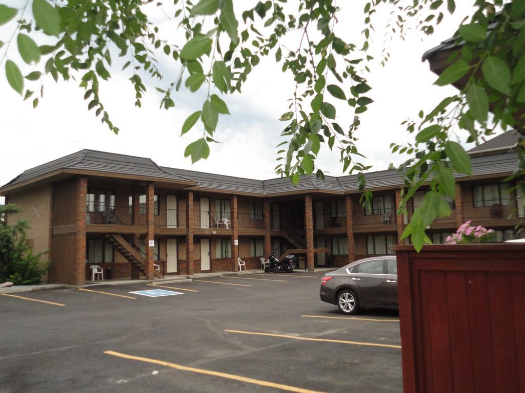 קלונה North Pointe Inn And Suites מראה חיצוני תמונה