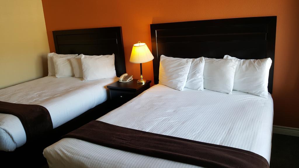 קלונה North Pointe Inn And Suites מראה חיצוני תמונה