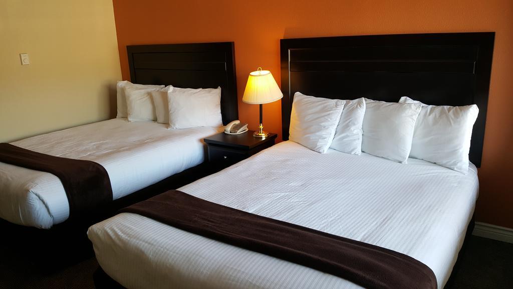 קלונה North Pointe Inn And Suites מראה חיצוני תמונה