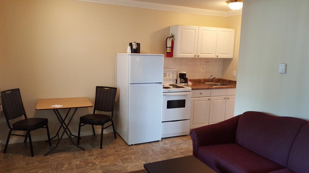 קלונה North Pointe Inn And Suites מראה חיצוני תמונה