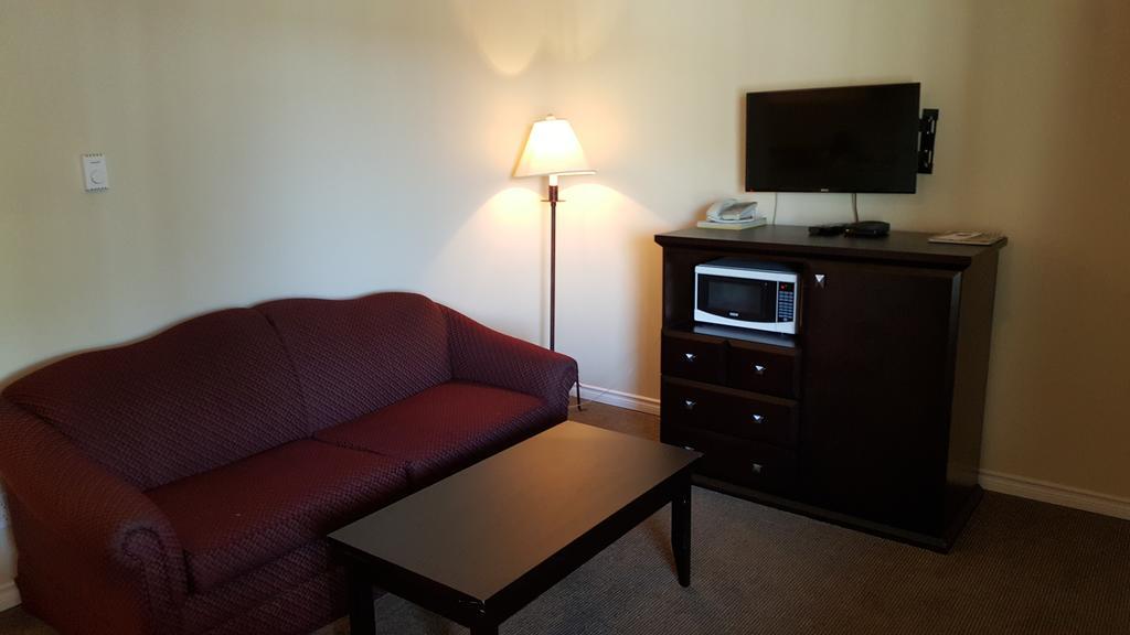 קלונה North Pointe Inn And Suites מראה חיצוני תמונה