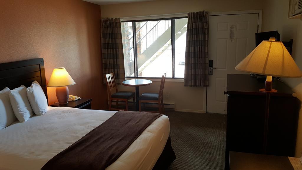 קלונה North Pointe Inn And Suites מראה חיצוני תמונה