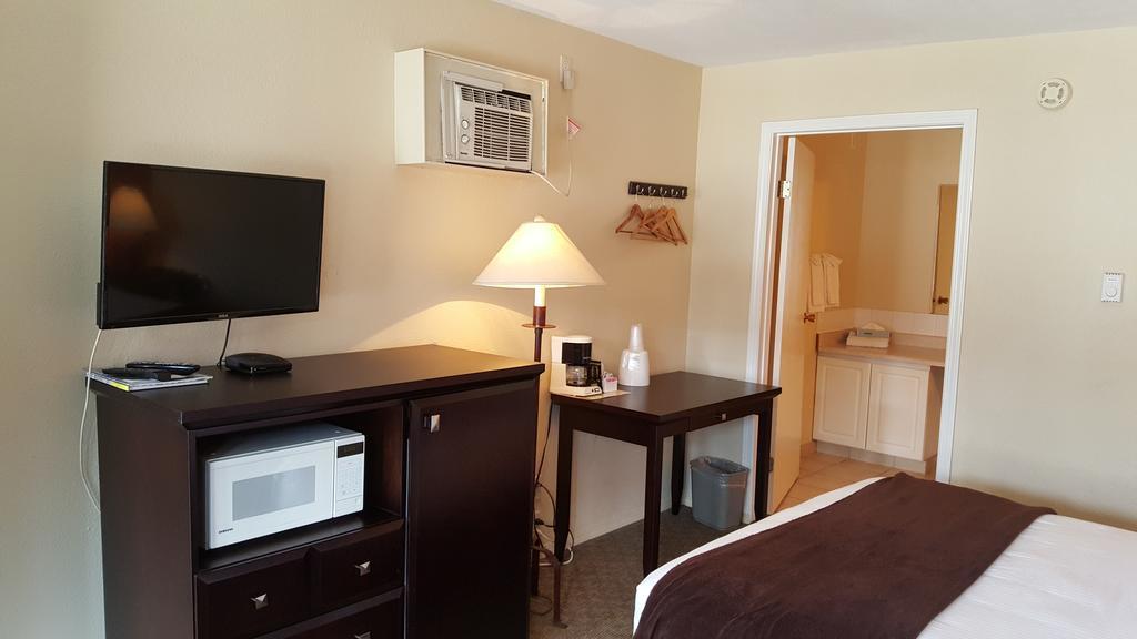קלונה North Pointe Inn And Suites מראה חיצוני תמונה