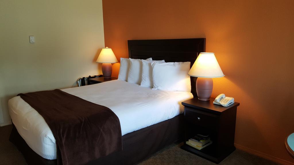 קלונה North Pointe Inn And Suites מראה חיצוני תמונה