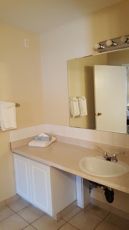 קלונה North Pointe Inn And Suites מראה חיצוני תמונה