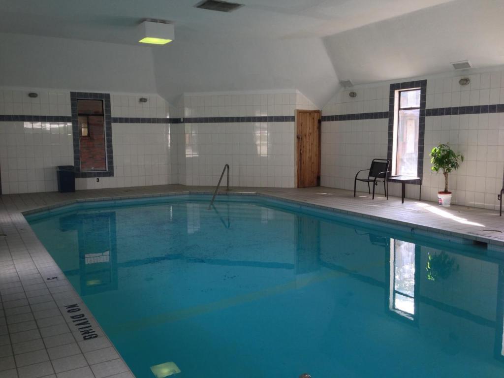 קלונה North Pointe Inn And Suites מראה חיצוני תמונה