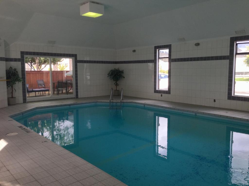 קלונה North Pointe Inn And Suites מראה חיצוני תמונה