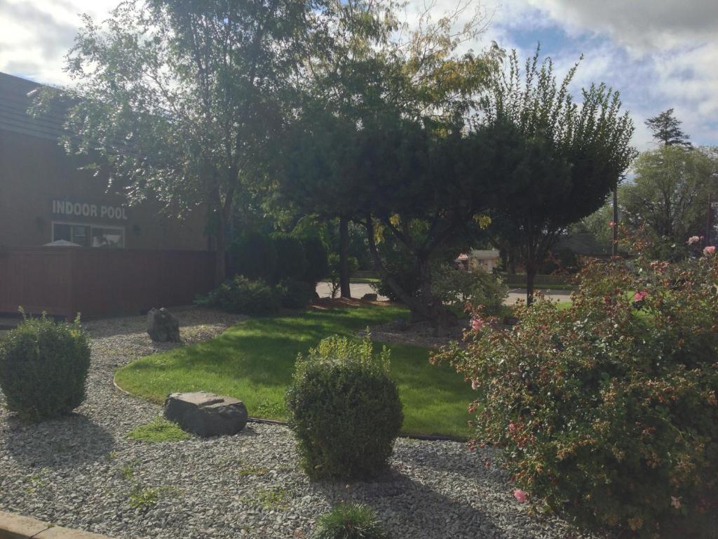 קלונה North Pointe Inn And Suites מראה חיצוני תמונה